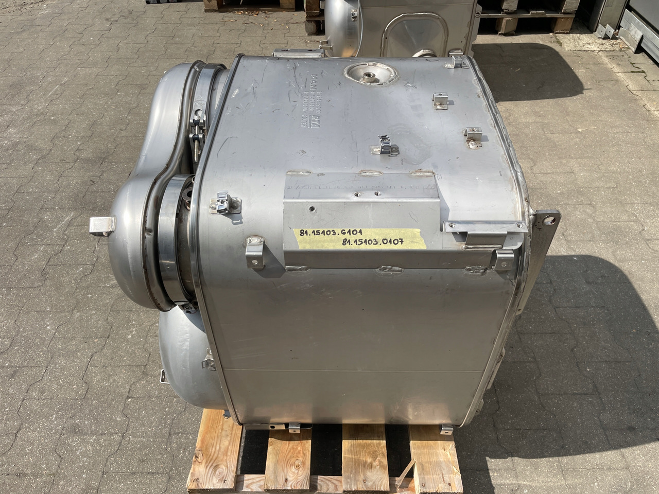 KATALIZATOR MAN TGX TGS EURO 6 DPF TŁUMIK WYDECH 81151036101 - Convertidor catalítico para Camión: foto 2 KATALIZATOR MAN TGX TGS EURO 6 DPF TŁUMIK WYDECH 81151036101 - Convertidor catalítico para Camión: foto 2