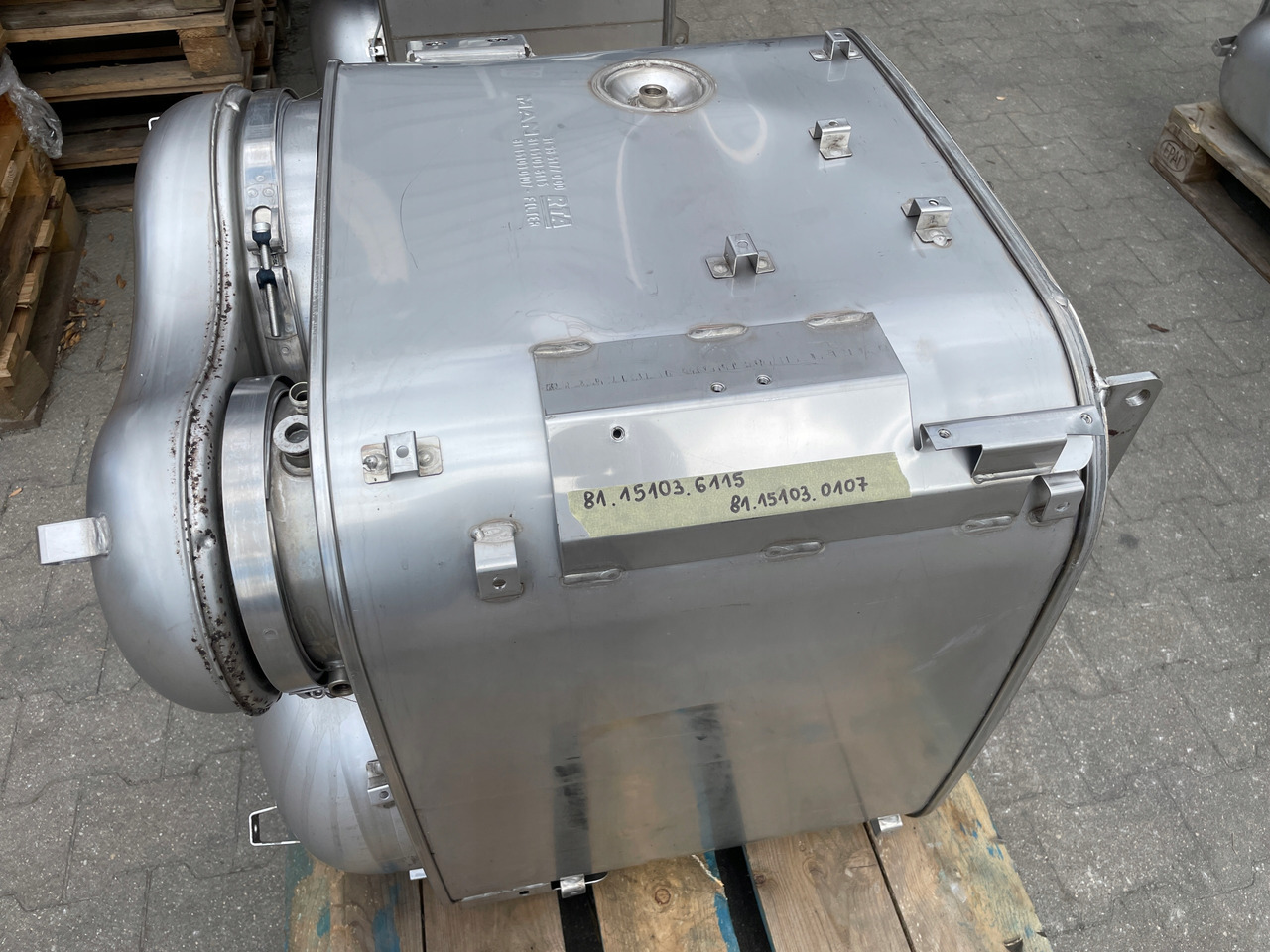 KATALIZATOR MAN TGX TGS EURO 6 DPF TŁUMIK WYDECH 81151036115 - Convertidor catalítico para Camión: foto 1 KATALIZATOR MAN TGX TGS EURO 6 DPF TŁUMIK WYDECH 81151036115 - Convertidor catalítico para Camión: foto 1