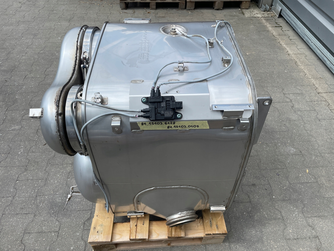 KATALIZATOR MAN TGX TGS EURO 6 DPF TŁUMIK WYDECH 81151036128 - Convertidor catalítico para Camión: foto 1 KATALIZATOR MAN TGX TGS EURO 6 DPF TŁUMIK WYDECH 81151036128 - Convertidor catalítico para Camión: foto 1