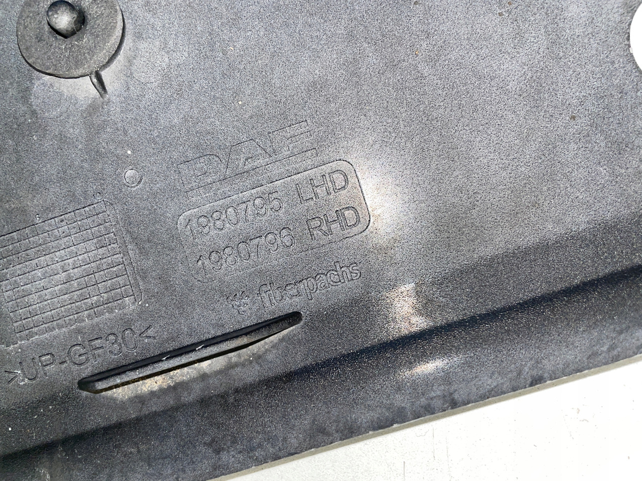 PODSZYBIE OSŁONA MASKOWNICA DAF CF 1980795 - Parabrisas para Camión: foto 5 PODSZYBIE OSŁONA MASKOWNICA DAF CF 1980795 - Parabrisas para Camión: foto 5