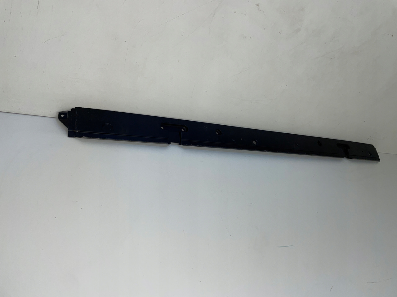 PODSZYBIEMASKOWNICA SZYBY OSŁONA DAF CV 1665944 - Parabrisas para Camión: foto 3 PODSZYBIEMASKOWNICA SZYBY OSŁONA DAF CV 1665944 - Parabrisas para Camión: foto 3