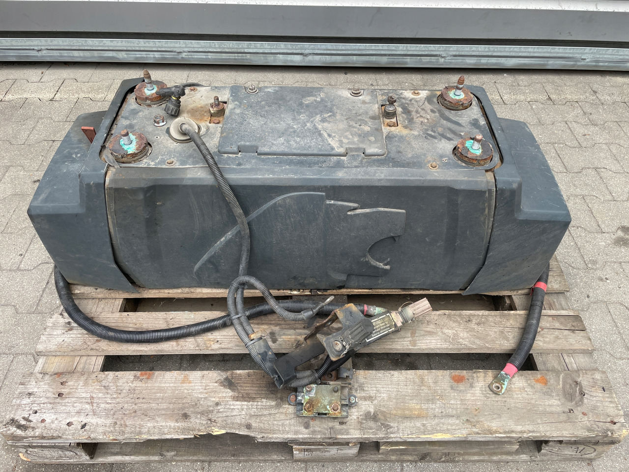 SKRZYNIA SKRZYNKA NA AKUMULATORY MAN TGX TGS 81418606147 - Acumulador para Camión: foto 1 SKRZYNIA SKRZYNKA NA AKUMULATORY MAN TGX TGS 81418606147 - Acumulador para Camión: foto 1