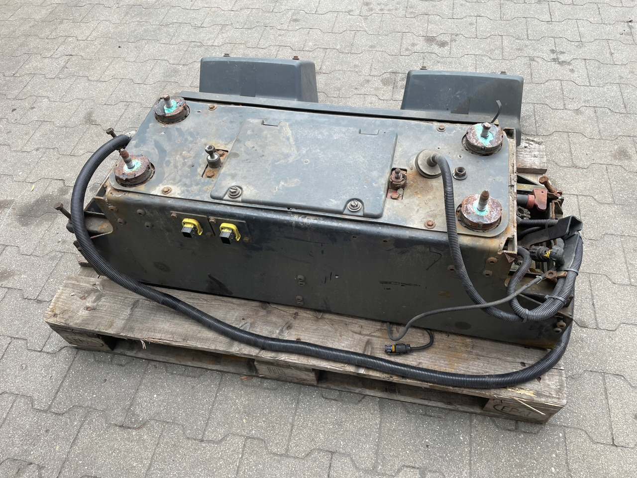 SKRZYNIA SKRZYNKA NA AKUMULATORY MAN TGX TGS 81418606147 - Acumulador para Camión: foto 4 SKRZYNIA SKRZYNKA NA AKUMULATORY MAN TGX TGS 81418606147 - Acumulador para Camión: foto 4