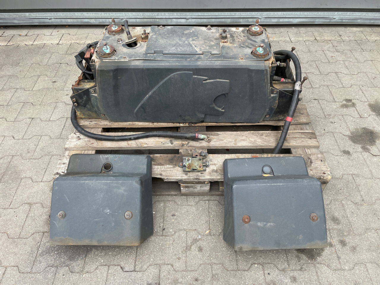 SKRZYNIA SKRZYNKA NA AKUMULATORY MAN TGX TGS 81418606147 - Acumulador para Camión: foto 2 SKRZYNIA SKRZYNKA NA AKUMULATORY MAN TGX TGS 81418606147 - Acumulador para Camión: foto 2