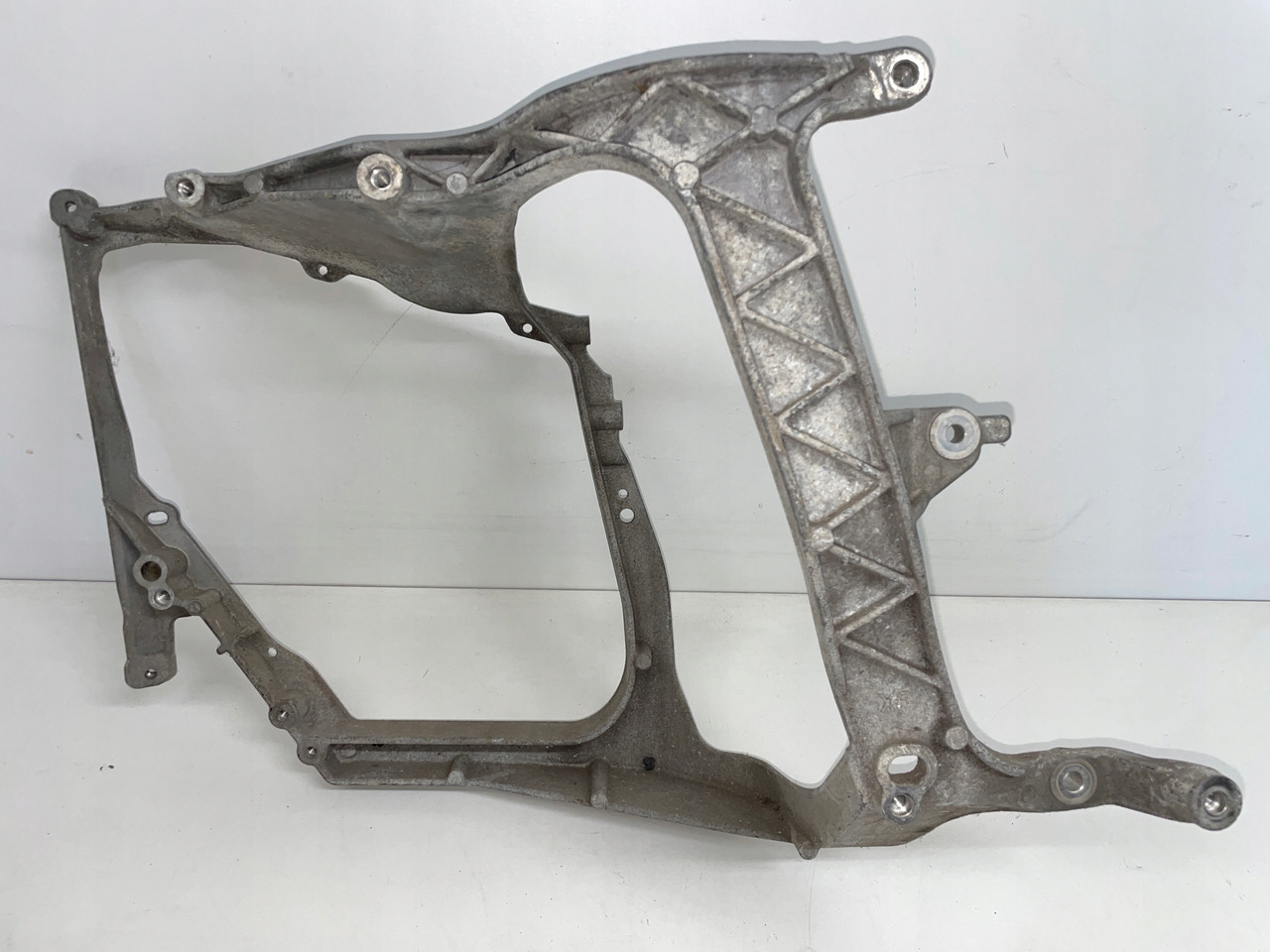 WSPORNIK REFLEKTORA DAF 106 XF PRAWY MOCOWANIE - Carrocería y exterior: foto 1 WSPORNIK REFLEKTORA DAF 106 XF PRAWY MOCOWANIE - Carrocería y exterior: foto 1