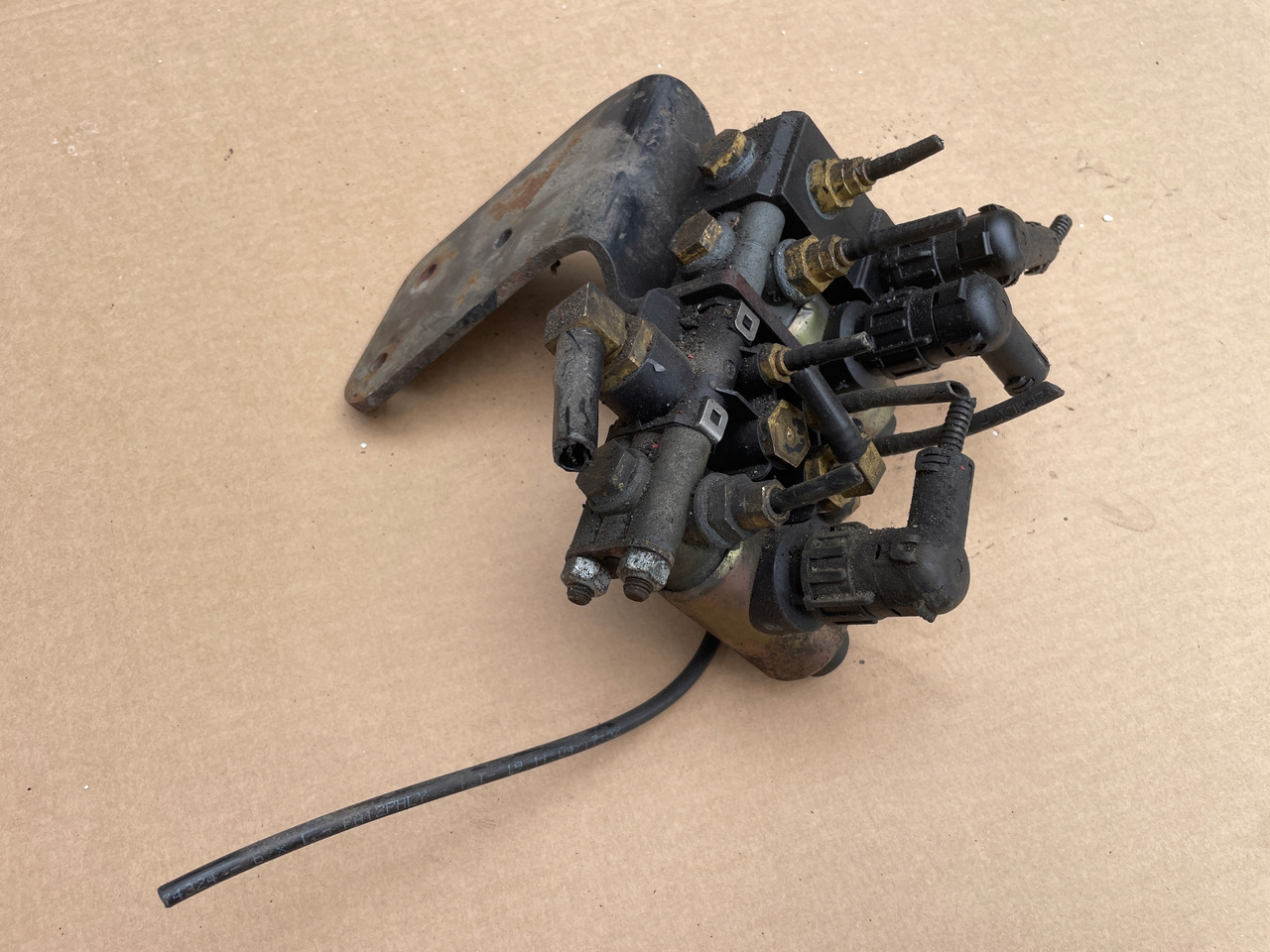 ZAWÓR ROZGAŁĘZIACZ MAN TGA TGS TGX TGM 81981836000 - Motor y piezas para Camión: foto 1 ZAWÓR ROZGAŁĘZIACZ MAN TGA TGS TGX TGM 81981836000 - Motor y piezas para Camión: foto 1