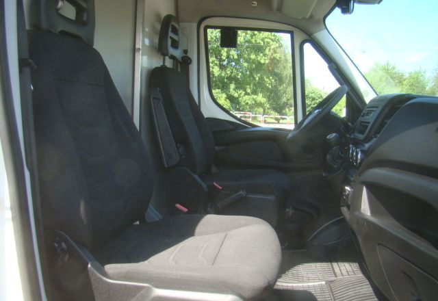 Camión caja cerrada Iveco DAILY 70 C 18 3.0TDI 5.45M WINDA 1000KG: foto 13 Camión caja cerrada Iveco DAILY 70 C 18 3.0TDI 5.45M WINDA 1000KG: foto 13