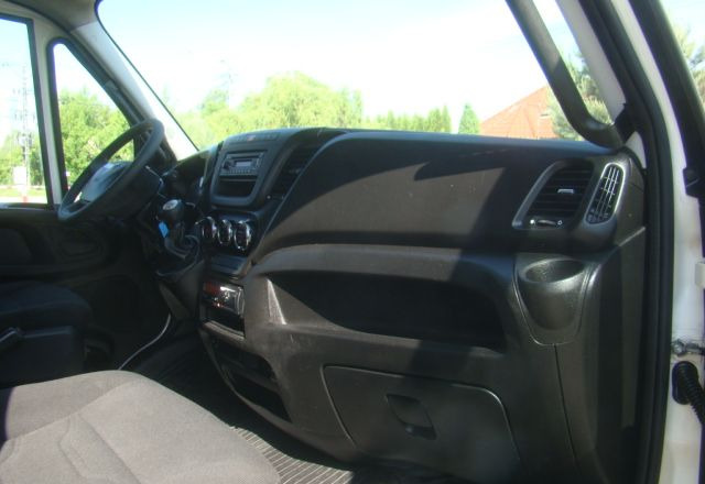 Camión caja cerrada Iveco DAILY 70 C 18 3.0TDI 5.45M WINDA 1000KG: foto 12 Camión caja cerrada Iveco DAILY 70 C 18 3.0TDI 5.45M WINDA 1000KG: foto 12