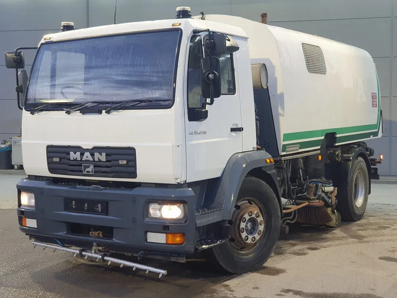 MAN LE 15.250 Eurovoirie Sweeper Manual Steelsuspension Euro 3 2007 - Barredora vial: foto 1 MAN LE 15.250 Eurovoirie Sweeper Manual Steelsuspension Euro 3 2007 - Barredora vial: foto 1