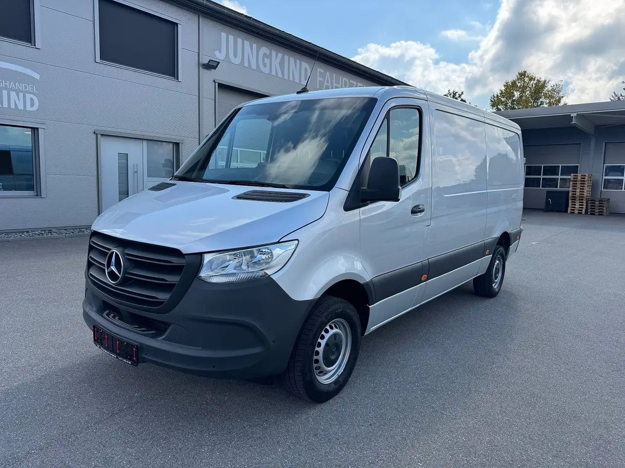 Mercedes-Benz Sprinter 317 CDI Lang Silber MBUX RWD Klima - Furgón: foto 1 Mercedes-Benz Sprinter 317 CDI Lang Silber MBUX RWD Klima - Furgón: foto 1