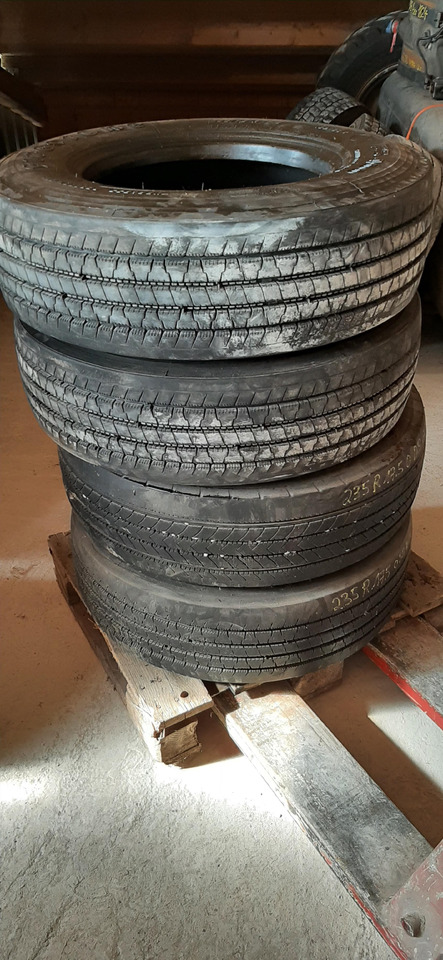 Gebrauchte FireStone FS 400 Reifen ohne Felgen, 235 / 75 R17,5 Artikel - Nr. : 81.99999 - 9999 - Neumático para Camión: foto 4 Gebrauchte FireStone FS 400 Reifen ohne Felgen, 235 / 75 R17,5 Artikel - Nr. : 81.99999 - 9999 - Neumático para Camión: foto 4