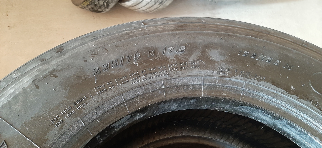 Gebrauchte FireStone FS 400 Reifen ohne Felgen, 235 / 75 R17,5 Artikel - Nr. : 81.99999 - 9999 - Neumático para Camión: foto 5 Gebrauchte FireStone FS 400 Reifen ohne Felgen, 235 / 75 R17,5 Artikel - Nr. : 81.99999 - 9999 - Neumático para Camión: foto 5
