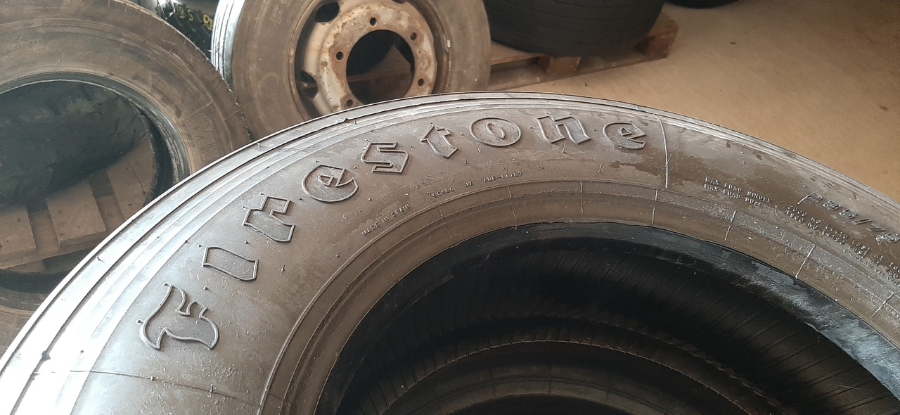 Gebrauchte FireStone FS 400 Reifen ohne Felgen, 235 / 75 R17,5 Artikel - Nr. : 81.99999 - 9999 - Neumático para Camión: foto 1 Gebrauchte FireStone FS 400 Reifen ohne Felgen, 235 / 75 R17,5 Artikel - Nr. : 81.99999 - 9999 - Neumático para Camión: foto 1