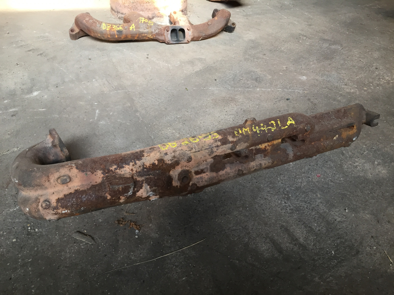 Gebrauchter MB 1735 Motortyp OM 442 LA Abgaskrümmer rechts, Artikel Nr. : A 999 999 99 99 - Colector de escape para Camión: foto 2 Gebrauchter MB 1735 Motortyp OM 442 LA Abgaskrümmer rechts, Artikel Nr. : A 999 999 99 99 - Colector de escape para Camión: foto 2