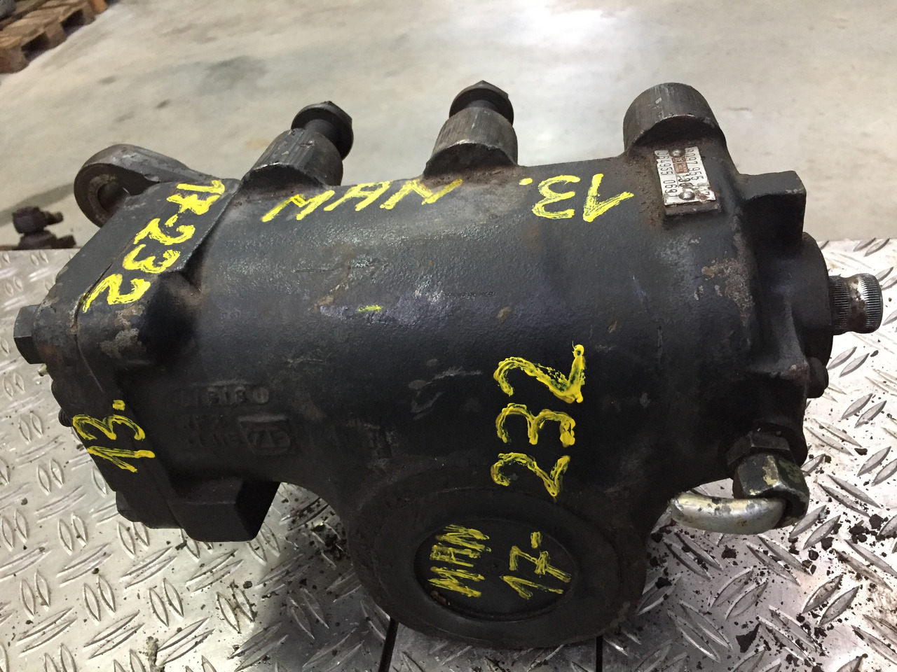 Gebrauchtes Lenkgetriebe MAN F90, 17.232, Artikel - Nr.: 81.9999 - 9999 - Caja de dirección para Camión: foto 4 Gebrauchtes Lenkgetriebe MAN F90, 17.232, Artikel - Nr.: 81.9999 - 9999 - Caja de dirección para Camión: foto 4