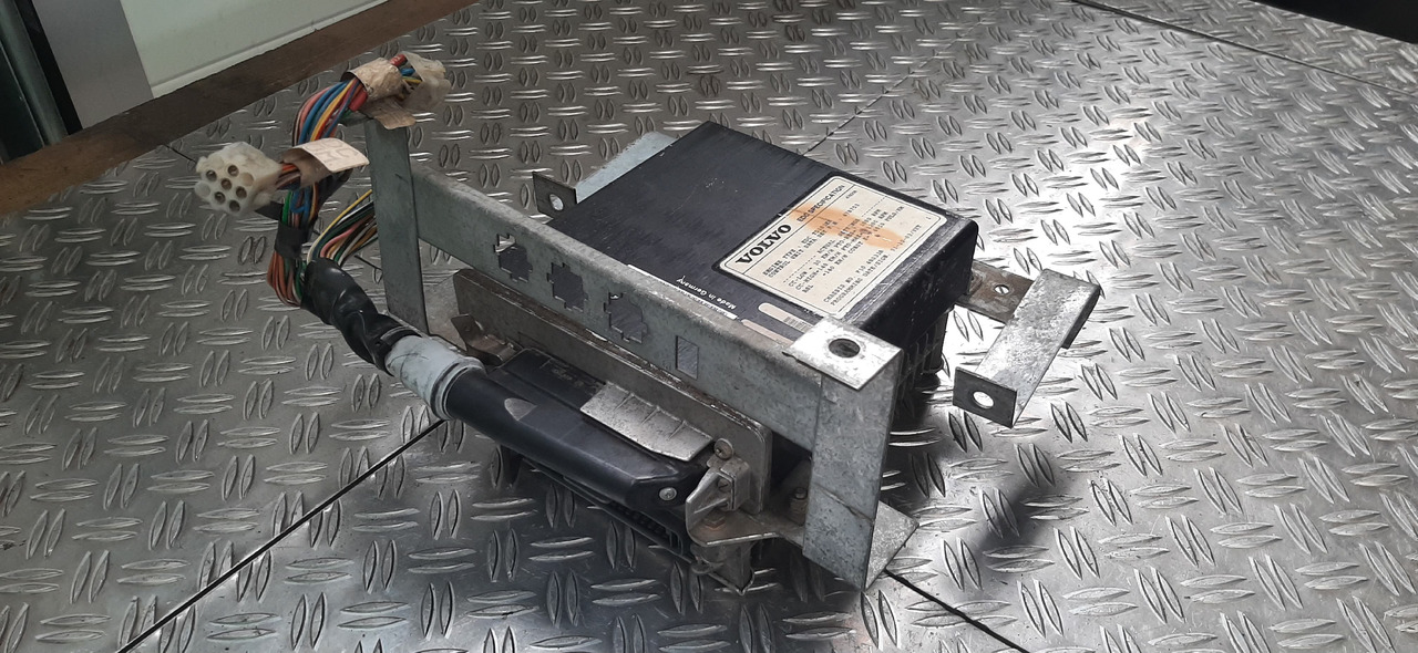 Gebrauchtes VOLVO Motorsteuergerät von Bosch , Artikel - Nr. : 0 281 001 144 - Unidad de control para Camión: foto 1 Gebrauchtes VOLVO Motorsteuergerät von Bosch , Artikel - Nr. : 0 281 001 144 - Unidad de control para Camión: foto 1