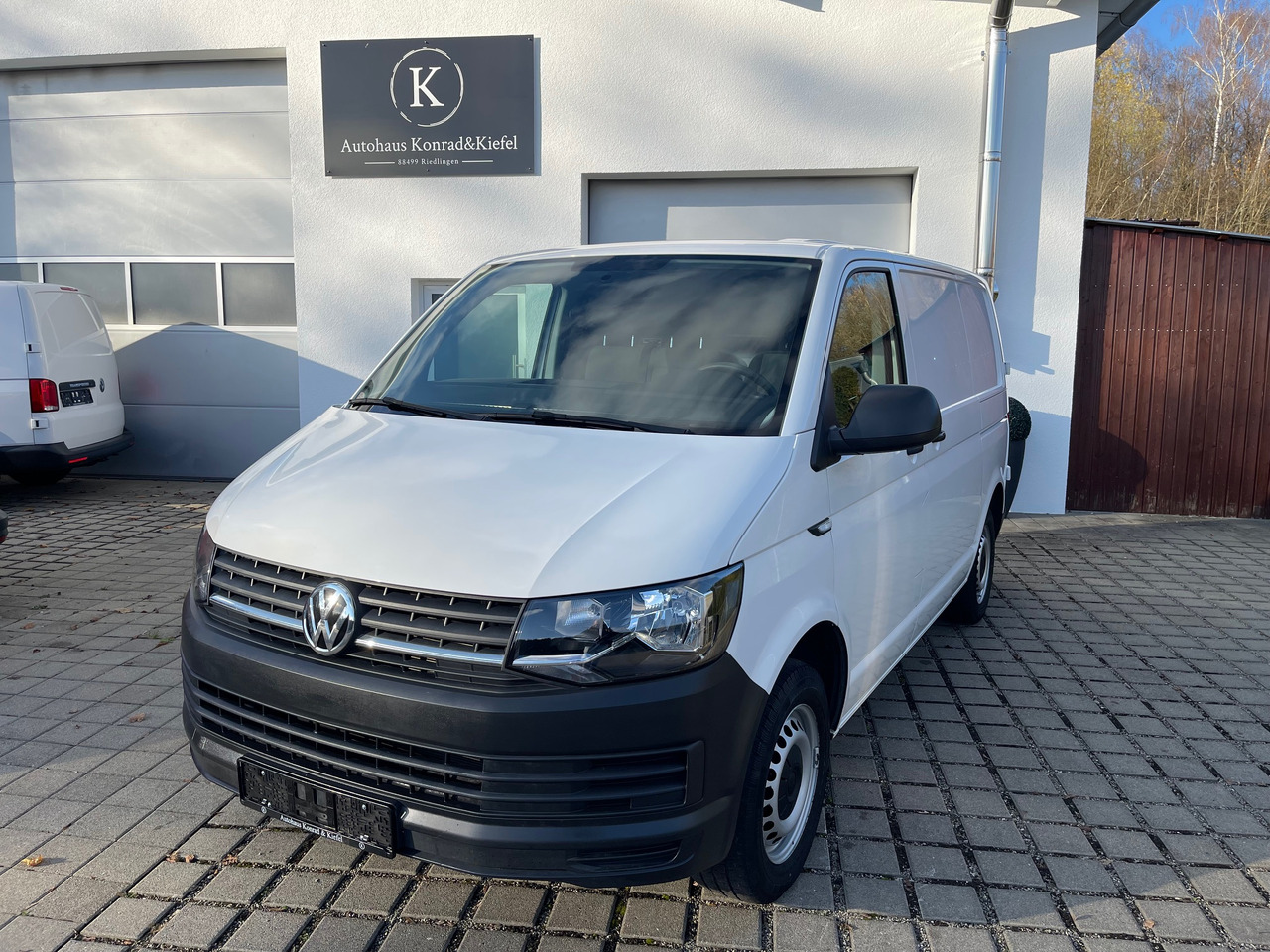 VOLKSWAGEN T6 Transporter Klima/PDC/AHK/Standheizung - Furgón: foto 1 VOLKSWAGEN T6 Transporter Klima/PDC/AHK/Standheizung - Furgón: foto 1