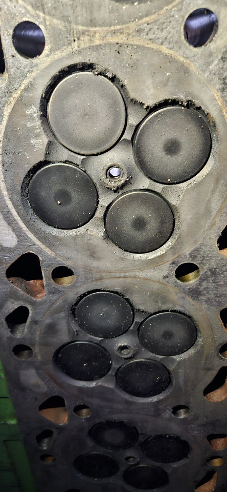 JOHN DEERE Cylinderhead R504243 - Cabezal de bloque: foto 3 JOHN DEERE Cylinderhead R504243 - Cabezal de bloque: foto 3