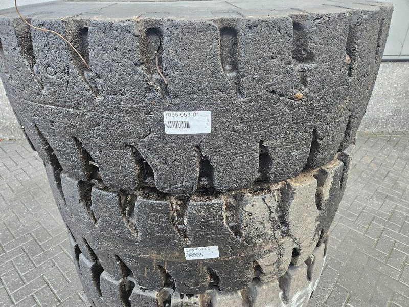 New Holland W110C-Barkley 17.5R25-Tire/Reifen/Band - Neumáticos y llantas para Maquinaria de construcción: foto 2 New Holland W110C-Barkley 17.5R25-Tire/Reifen/Band - Neumáticos y llantas para Maquinaria de construcción: foto 2