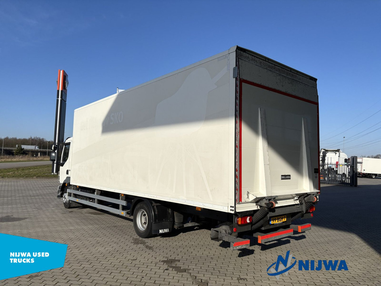 Volvo FL 210 4x2 Laadklep + Zijdeur - Camión caja cerrada: foto 4 Volvo FL 210 4x2 Laadklep + Zijdeur - Camión caja cerrada: foto 4