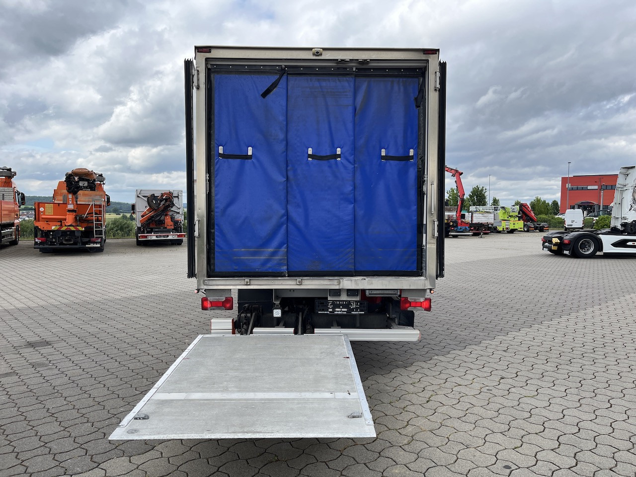Iveco 70C18 Daily Kühlkoffer mit Ladebordwand Konvekta - Furgoneta: foto 3 Iveco 70C18 Daily Kühlkoffer mit Ladebordwand Konvekta - Furgoneta: foto 3