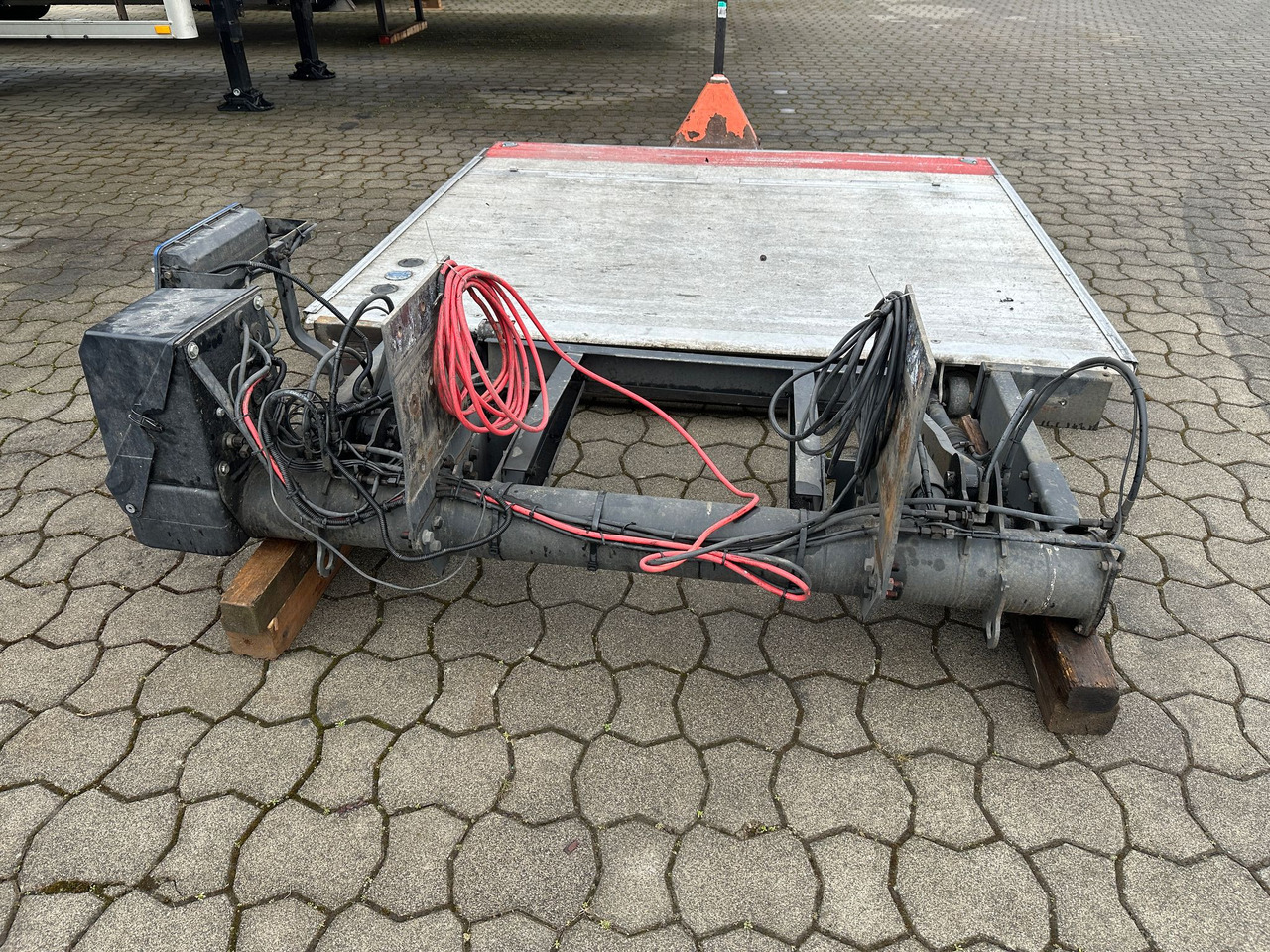 Iveco Koffer 8,80 m + Ladebordwand 1,5t - Furgoneta caja cerrada: foto 3 Iveco Koffer 8,80 m + Ladebordwand 1,5t - Furgoneta caja cerrada: foto 3