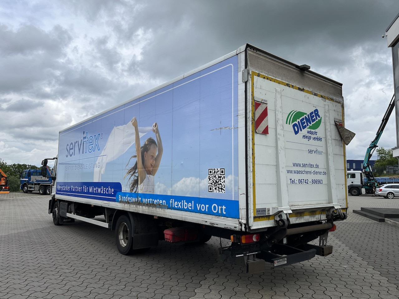 Iveco Koffer 8,80 m + Ladebordwand 1,5t - Furgoneta caja cerrada: foto 1 Iveco Koffer 8,80 m + Ladebordwand 1,5t - Furgoneta caja cerrada: foto 1