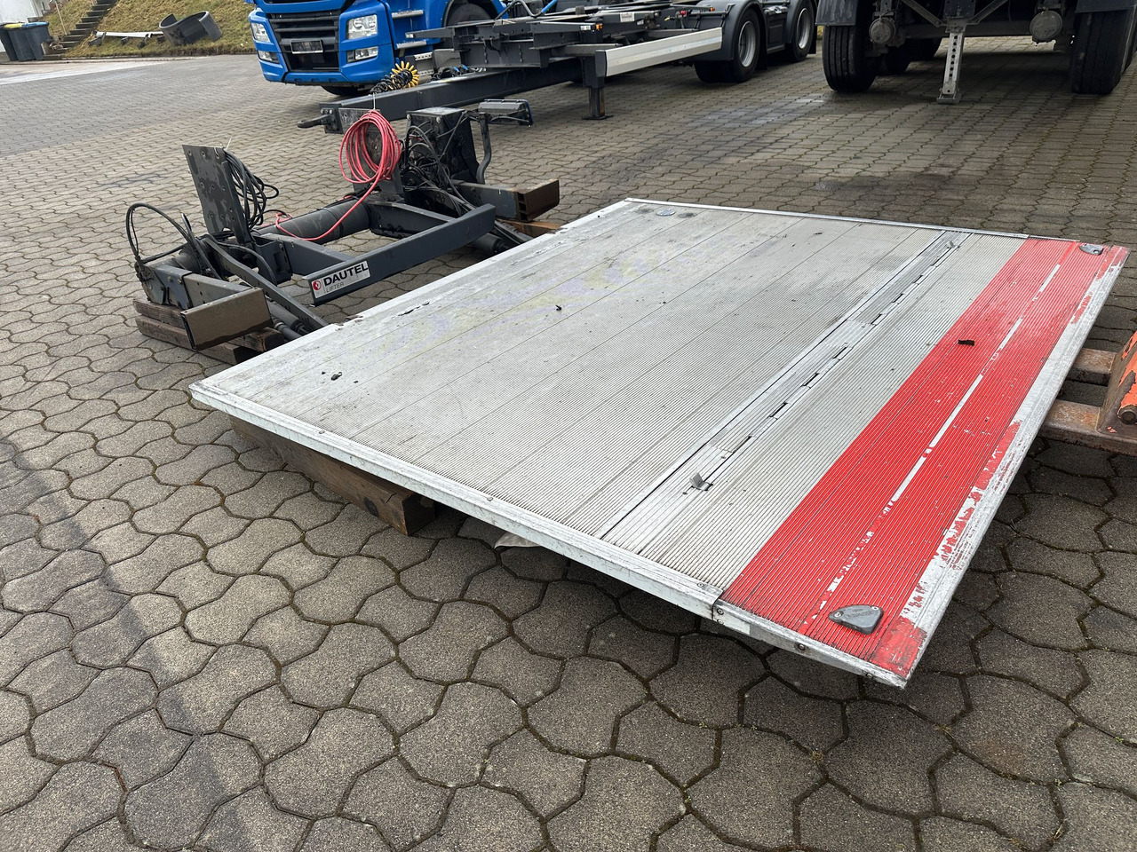 Iveco Koffer 8,80 m + Ladebordwand 1,5t - Furgoneta caja cerrada: foto 5 Iveco Koffer 8,80 m + Ladebordwand 1,5t - Furgoneta caja cerrada: foto 5