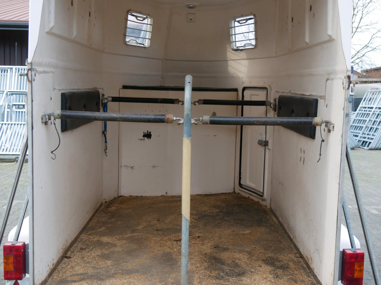 Sluis Vollpoly 2 Pferde mit Sattelkammer - Remolque transporte de ganado: foto 5 Sluis Vollpoly 2 Pferde mit Sattelkammer - Remolque transporte de ganado: foto 5