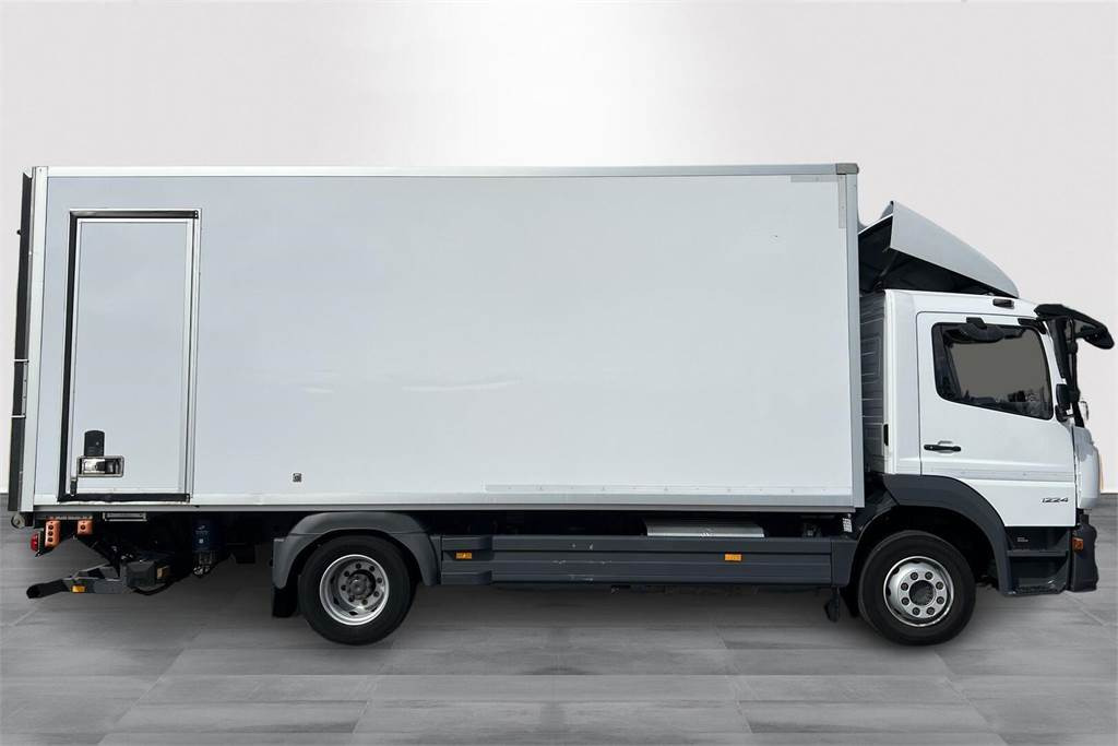 Mercedes-Benz ATEGO 1224L KSA-kori + PL - Camión caja cerrada: foto 4 Mercedes-Benz ATEGO 1224L KSA-kori + PL - Camión caja cerrada: foto 4