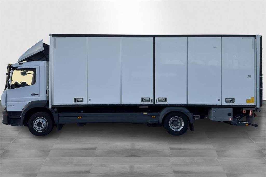 Mercedes-Benz ATEGO 1224L UMPIKORI + PL - Camión caja cerrada: foto 2 Mercedes-Benz ATEGO 1224L UMPIKORI + PL - Camión caja cerrada: foto 2