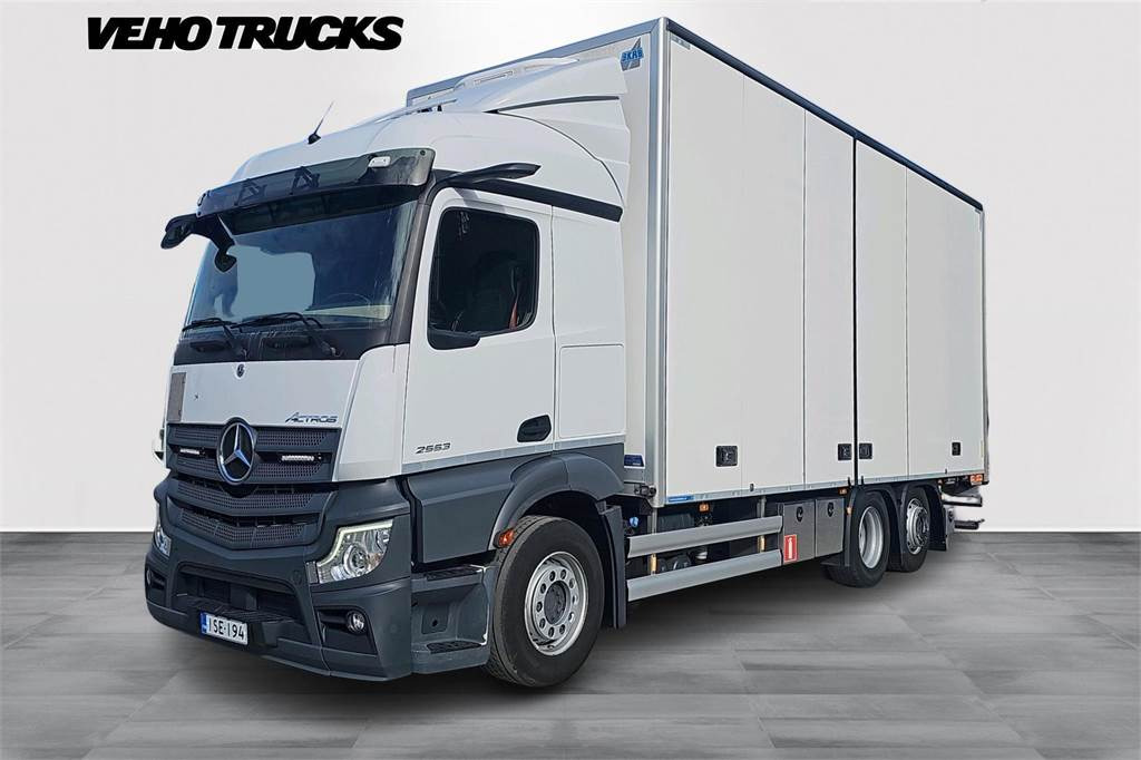 Mercedes-Benz Actros 2553L - Kokosivuaukeva - Camión caja cerrada: foto 1 Mercedes-Benz Actros 2553L - Kokosivuaukeva - Camión caja cerrada: foto 1