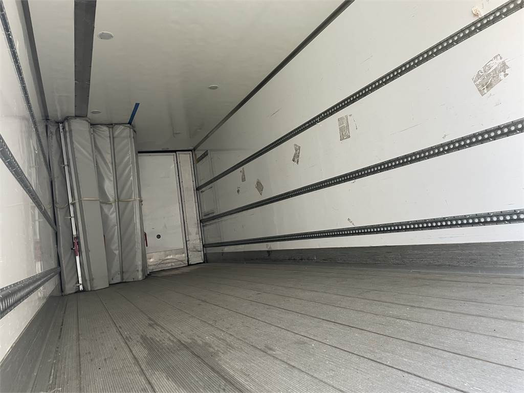 Mercedes-Benz Antos 1830L FRC kakslämpökori + PL-Nostin - Camión isotérmico: foto 2 Mercedes-Benz Antos 1830L FRC kakslämpökori + PL-Nostin - Camión isotérmico: foto 2