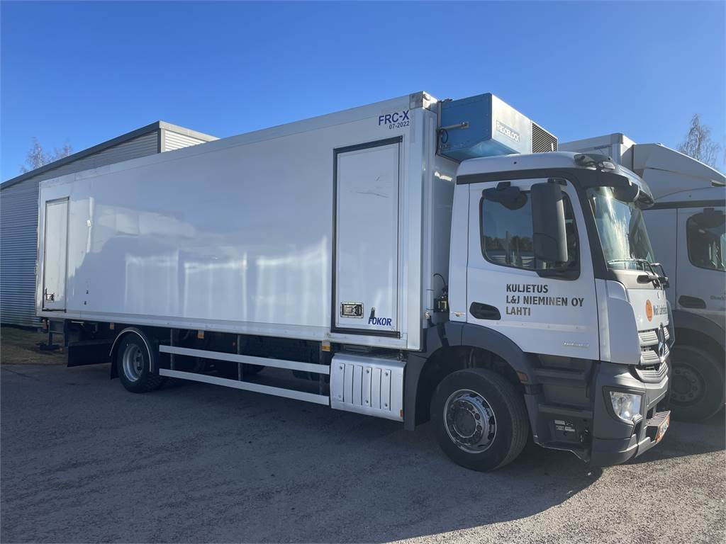 Mercedes-Benz Antos 1830L FRC kakslämpökori + PL-Nostin - Camión isotérmico: foto 1 Mercedes-Benz Antos 1830L FRC kakslämpökori + PL-Nostin - Camión isotérmico: foto 1