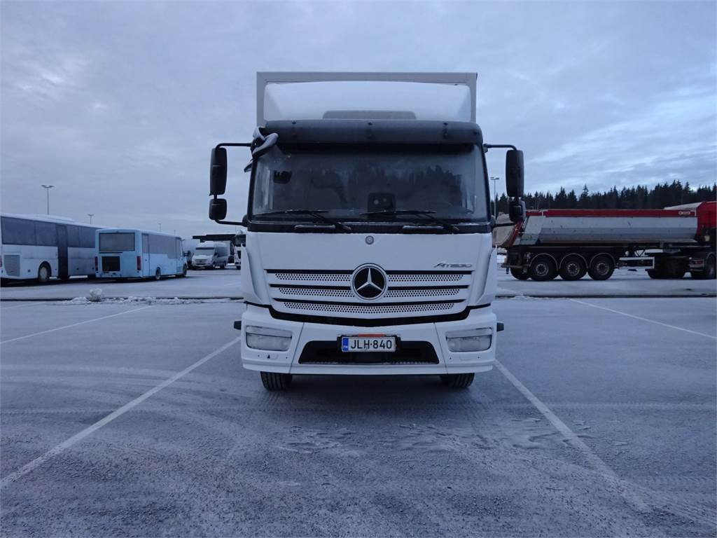 Mercedes-Benz Atego 1524L KSA-kori + PL - Camión caja cerrada: foto 2 Mercedes-Benz Atego 1524L KSA-kori + PL - Camión caja cerrada: foto 2