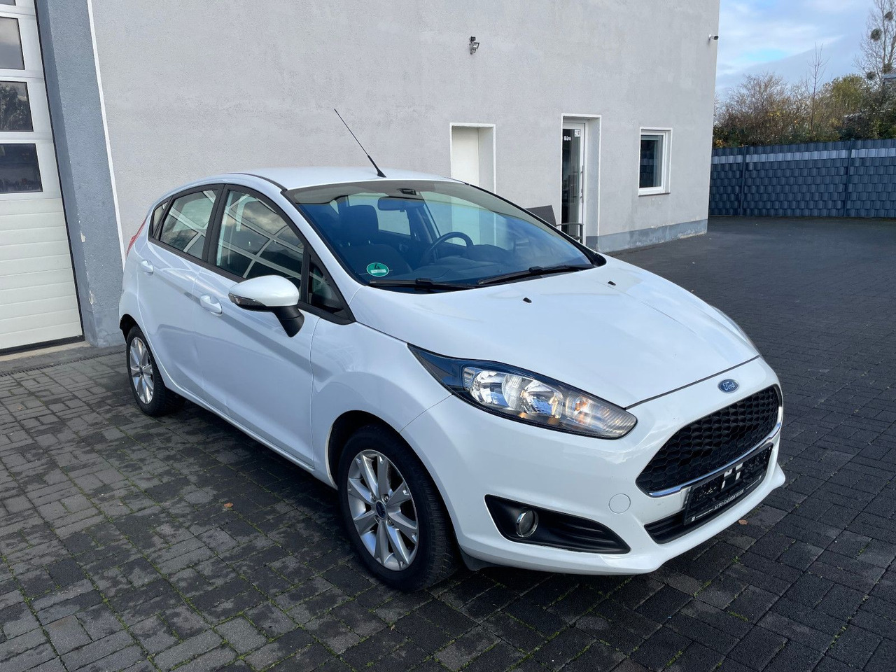 Ford Fiesta 1.0i Celebration - Sedan: foto 3 Ford Fiesta 1.0i Celebration - Sedan: foto 3