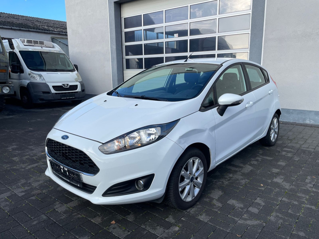 Ford Fiesta 1.0i Celebration - Sedan: foto 1 Ford Fiesta 1.0i Celebration - Sedan: foto 1