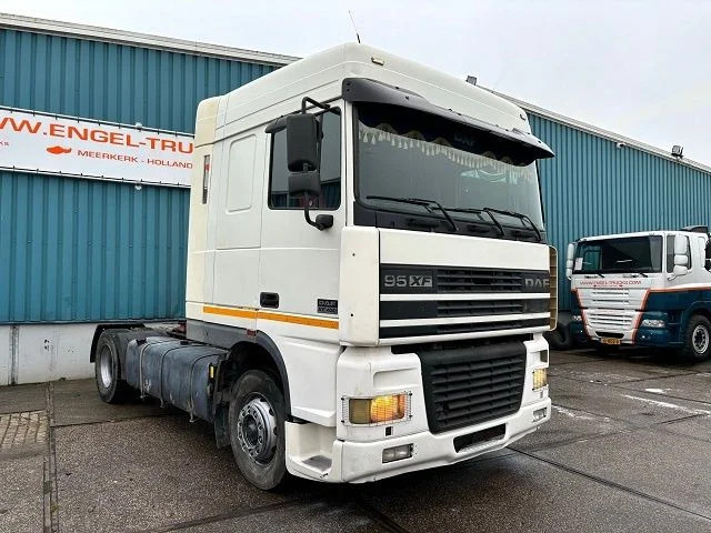 DAF 95.430 XF SPACECAB (EURO 3 / ZF16 MANUAL GEARBOX / ZF-INTARDER / AIRCONDITIONING / 870 LITER DIESELTANK) - Cabeza tractora: foto 2 DAF 95.430 XF SPACECAB (EURO 3 / ZF16 MANUAL GEARBOX / ZF-INTARDER / AIRCONDITIONING / 870 LITER DIESELTANK) - Cabeza tractora: foto 2