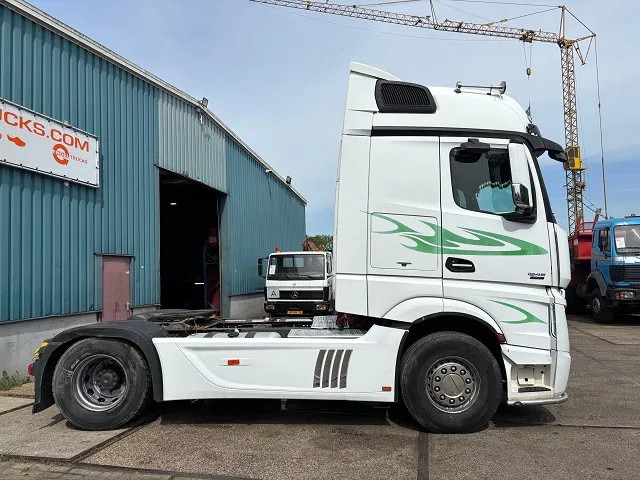 Mercedes-Benz Actros 1845 LS BIGSPACE (RETARDER / EURO 5 / TELLIGENT GEARBOX / FULL SPOILERSET / 2x DIESELTANK / AIRCONDITIONING) - Cabeza tractora: foto 4 Mercedes-Benz Actros 1845 LS BIGSPACE (RETARDER / EURO 5 / TELLIGENT GEARBOX / FULL SPOILERSET / 2x DIESELTANK / AIRCONDITIONING) - Cabeza tractora: foto 4