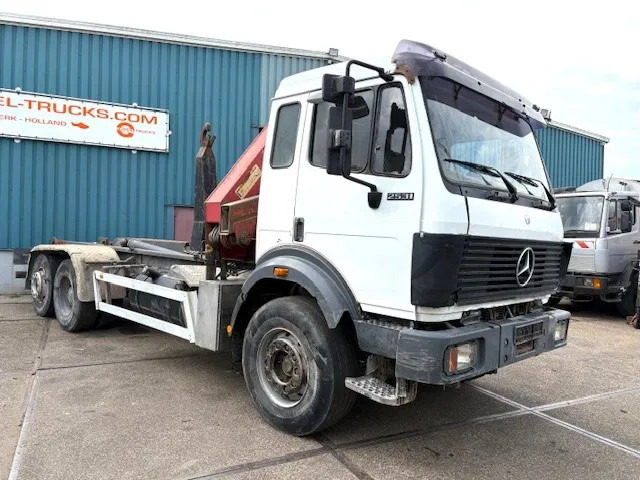 Mercedes-Benz SK 2527 6x2 HOOK-ARM SYSTEM WITH HMF CRANE (V6 ENGINE / ZF MANUAL GEARBOX / REDUCTION AXLE / STEEL SUSPENSION / P.T.O.) - Camión multibasculante, Camión grúa: foto 2 Mercedes-Benz SK 2527 6x2 HOOK-ARM SYSTEM WITH HMF CRANE (V6 ENGINE / ZF MANUAL GEARBOX / REDUCTION AXLE / STEEL SUSPENSION / P.T.O.) - Camión multibasculante, Camión grúa: foto 2