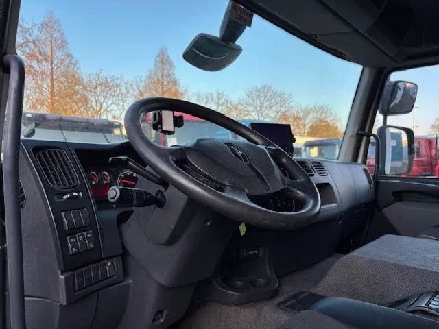 Foto del interior 2: Camión frigorífico Renault D 19 D320 SLEEPERCAB 4x2 LAMBERET / THERMOKING (EURO 6 / RETARDER / AUTOMATIC GEARBOX / AIRCONDITIONING)