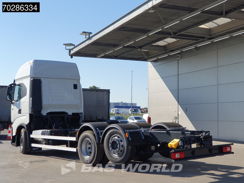 Iveco S-Way 490 6X2 NEW chassis! Retarder Standklima Lift+lenkasche PTO preparation LED Navi ACC Euro 6 - Camión chasis: foto 2 Iveco S-Way 490 6X2 NEW chassis! Retarder Standklima Lift+lenkasche PTO preparation LED Navi ACC Euro 6 - Camión chasis: foto 2