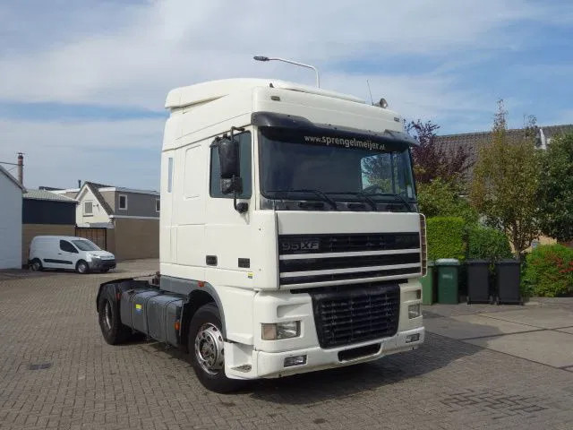 DAF XF 430 EURO3 MANAULE GEAR - Cabeza tractora: foto 2 DAF XF 430 EURO3 MANAULE GEAR - Cabeza tractora: foto 2