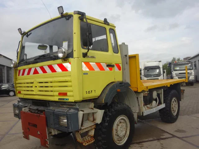 Renault TRM 4X4 MET HYDROLIEKAANSLUITING VOOR BUMPER - Camión caja cerrada: foto 2 Renault TRM 4X4 MET HYDROLIEKAANSLUITING VOOR BUMPER - Camión caja cerrada: foto 2