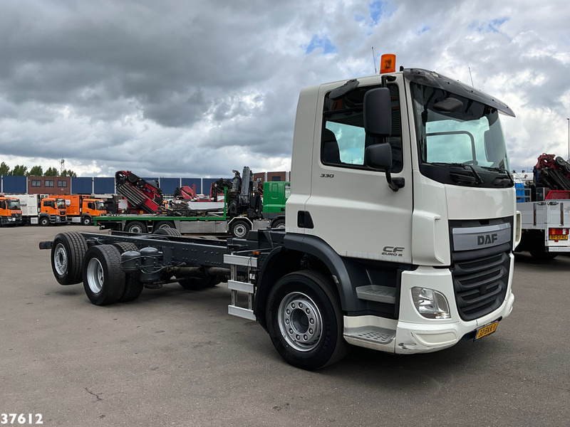 DAF FAN CF 330 Euro 6 Chassis cabine met kraanponton! Just 102.023 km! - Camión chasis: foto 3 DAF FAN CF 330 Euro 6 Chassis cabine met kraanponton! Just 102.023 km! - Camión chasis: foto 3
