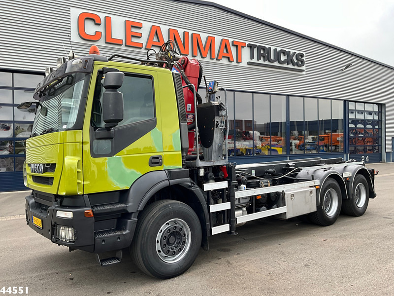 Iveco AD260T41 6x4 HMF 16 Tonmeter Z-kraan - Camión con equipo de cable, Camión grúa: foto 2 Iveco AD260T41 6x4 HMF 16 Tonmeter Z-kraan - Camión con equipo de cable, Camión grúa: foto 2