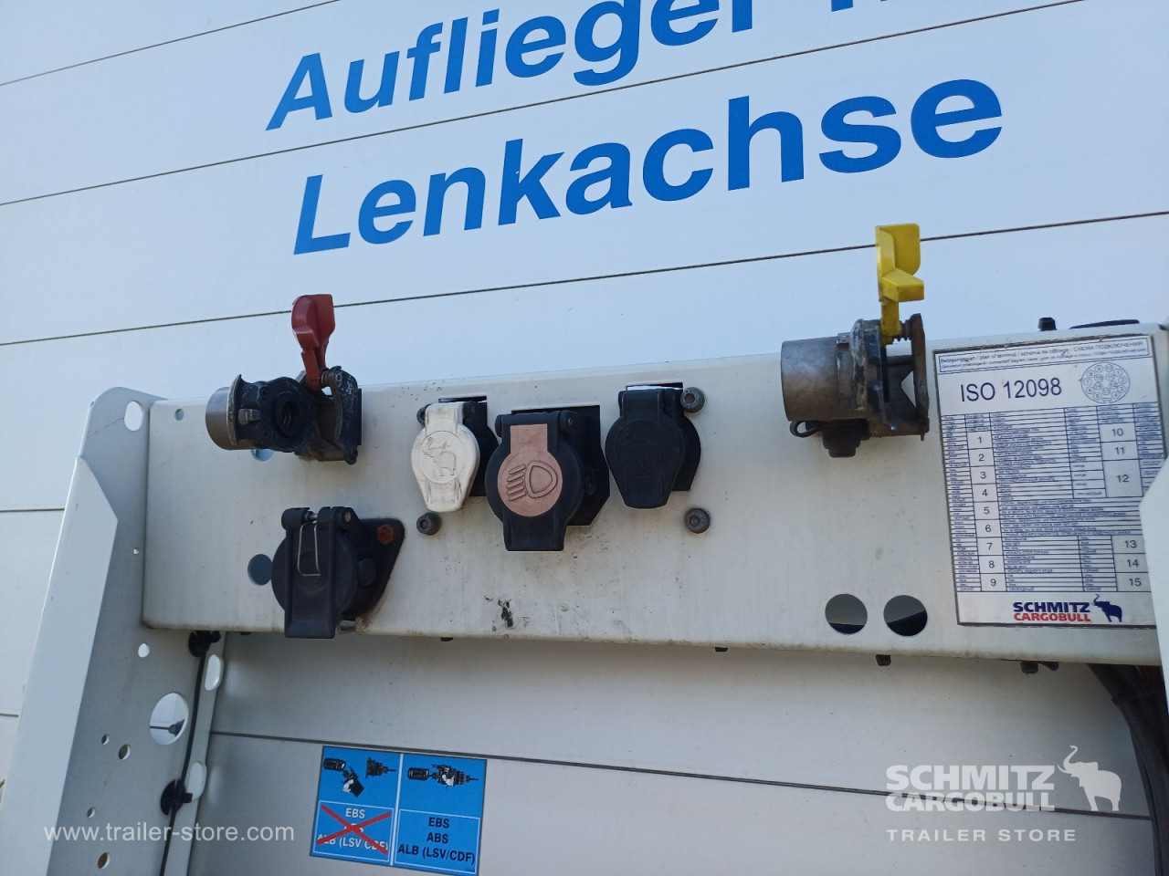 SCHMITZ Auflieger Curtainsider Standard Forklift holder - Semirremolque lona: foto 2 SCHMITZ Auflieger Curtainsider Standard Forklift holder - Semirremolque lona: foto 2