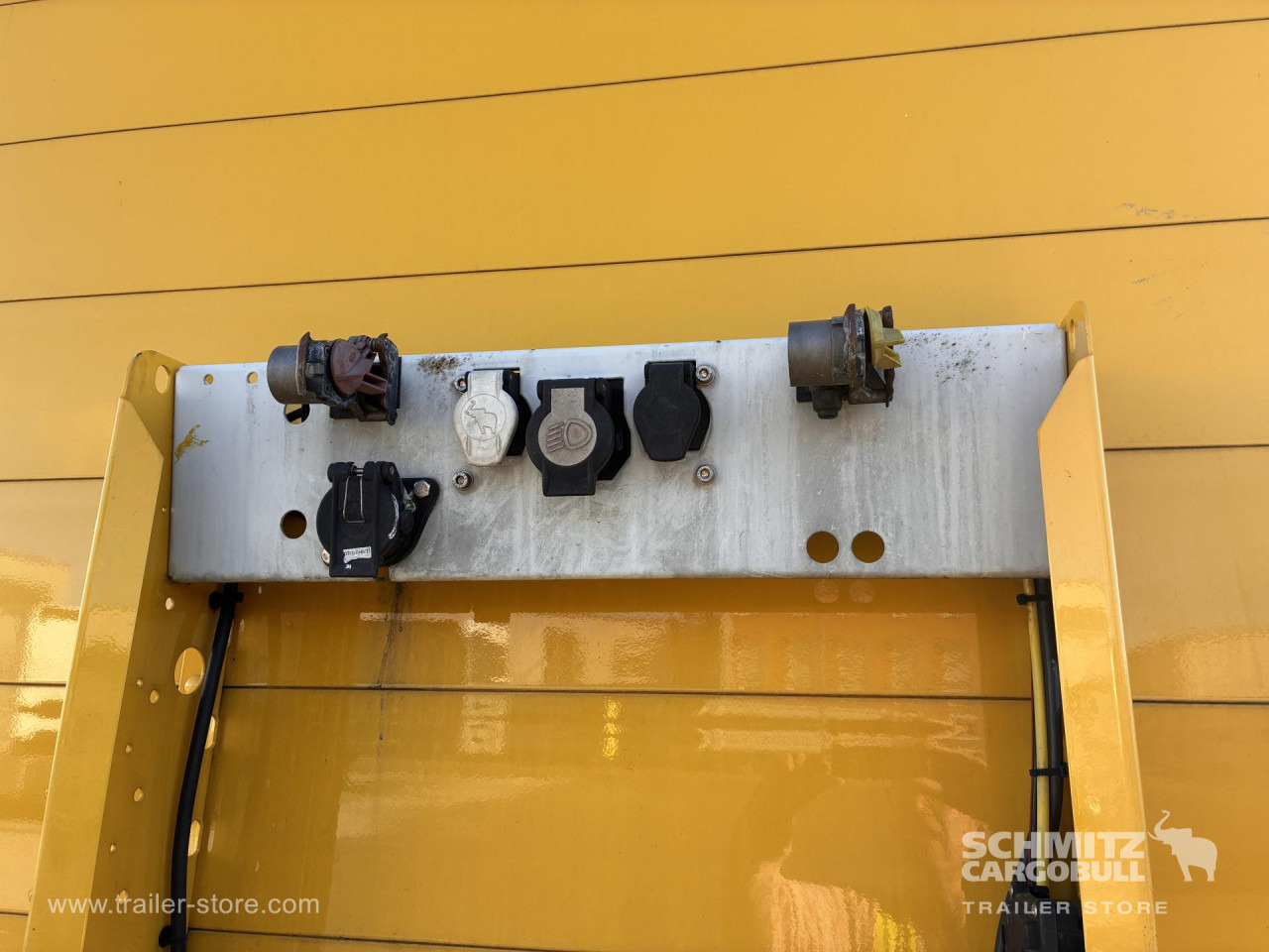SCHMITZ Auflieger Trockenfrachtkoffer Standard - Semirremolque caja cerrada: foto 2 SCHMITZ Auflieger Trockenfrachtkoffer Standard - Semirremolque caja cerrada: foto 2
