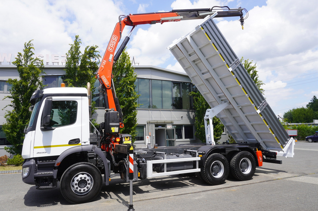 MERCEDES-BENZ AROCS 2633 6x4 / 5.5 T crane FASSI F135 / Tipper 15 EPAL - Camión grúa: foto 5 MERCEDES-BENZ AROCS 2633 6x4 / 5.5 T crane FASSI F135 / Tipper 15 EPAL - Camión grúa: foto 5