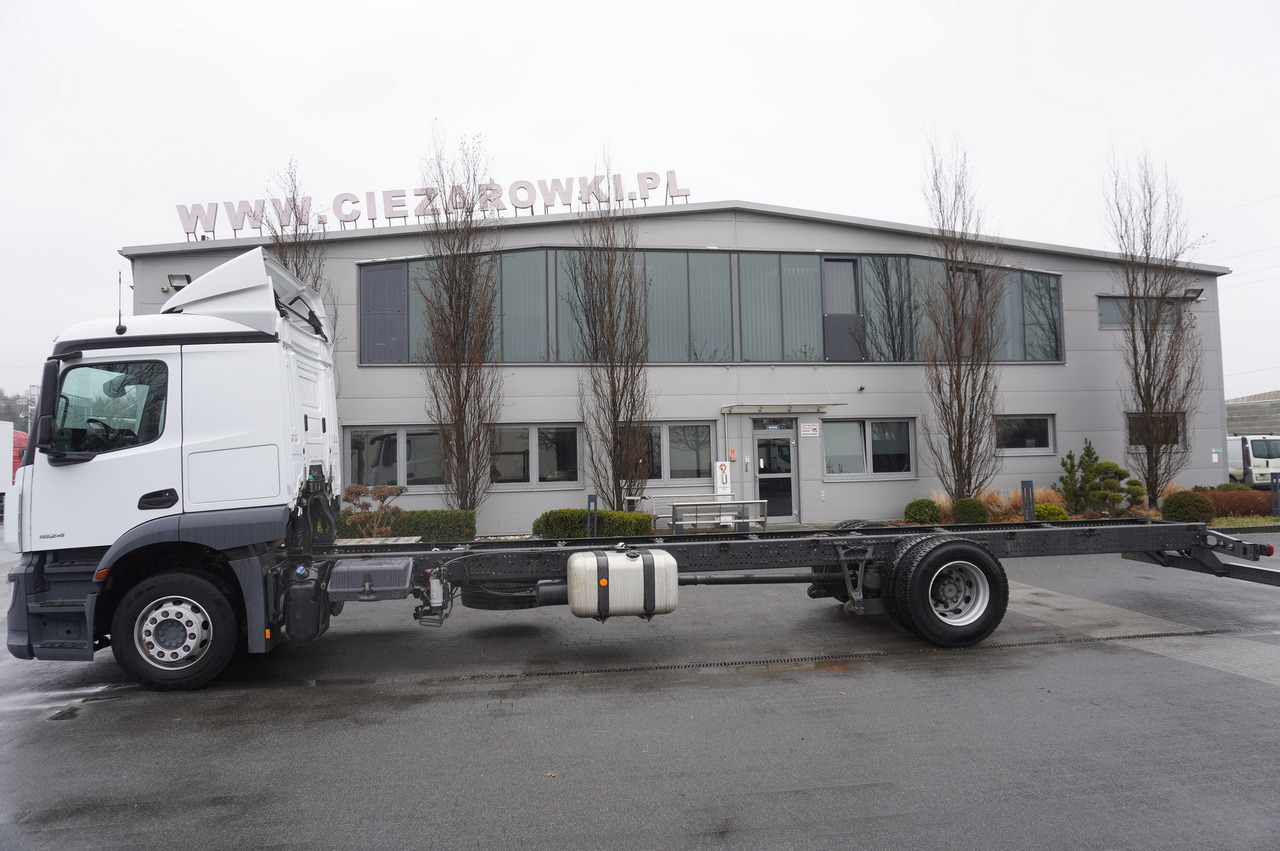 MERCEDES-BENZ Actros 1824 / 9.1 m chassis / sleeping cabin - Camión chasis: foto 2 MERCEDES-BENZ Actros 1824 / 9.1 m chassis / sleeping cabin - Camión chasis: foto 2